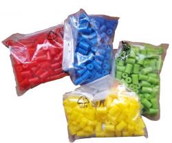 Medzerníky plastové farebné s klinčekami, 100ks